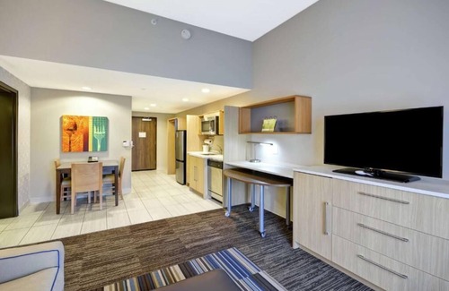 Saint Simons Island Hotel | 3 Spacious Suites Perfect for Families w/ In-Room Kitchenette - Near Beach!