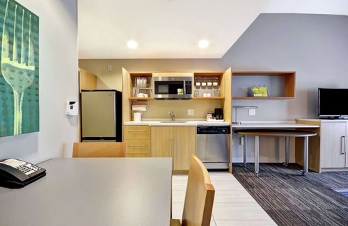 Saint Simons Island Hotel | 3 Spacious Suites Perfect for Families w/ In-Room Kitchenette - Near Beach!