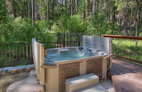 North Wawona Casa | 3 Springs Hideout - Family cabin with hot tub in Yosemite