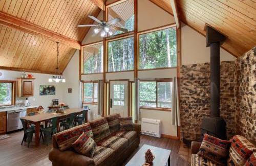 North Wawona Casa | 3 Springs Hideout - Family cabin with hot tub in Yosemite