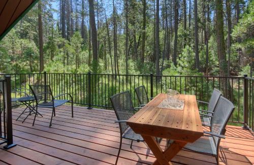 North Wawona Casa | 3 Springs Hideout - Family cabin with hot tub in Yosemite