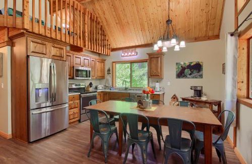 North Wawona Casa | 3 Springs Hideout - Family cabin with hot tub in Yosemite