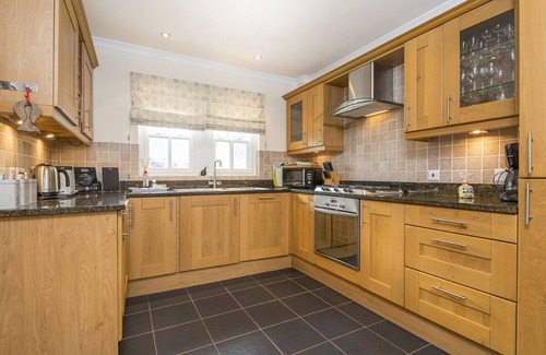 St Davids Cabaña | 3 Stable Yard, Holiday Cottage St Davids, Sleeps 6, 3 bedrooms, bathrooms