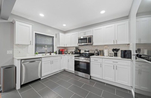 Constable Hook Casa | 3 Story Building: 6Bed 4Bath, Arcade, Massage Lounge, train 7min, NYC 20min