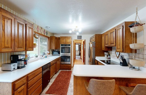 North Bend Casa | 3-story home with private deck, bar/entertainment room, & W/D