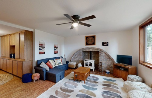 North Bend Casa | 3-story home with private deck, bar/entertainment room, & W/D