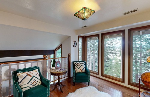 North Bend Casa | 3-story home with private deck, bar/entertainment room, & W/D