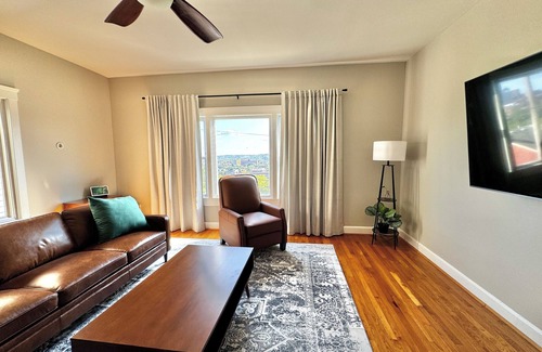 CUF Casa | 3-Story House with Rooftop Views in Cincinnati - AC, WiFi, 70" TV, & Smart TVs