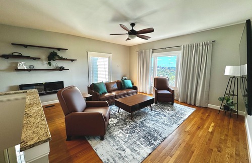 CUF Casa | 3-Story House with Rooftop Views in Cincinnati - AC, WiFi, 70" TV, & Smart TVs