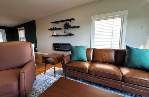CUF Casa | 3-Story House with Rooftop Views in Cincinnati - AC, WiFi, 70" TV, & Smart TVs