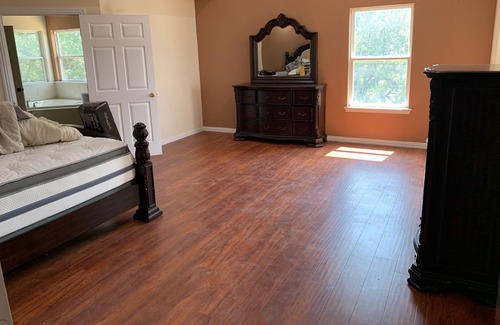 Lake Bridgeport Casa | 3 Story Lake house with views of lake front and back. Great for family gathering
