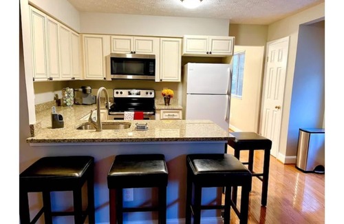 Herndon Casa | 3 Story SF Home - 5 BDR 3.5 Bath - Prime Location!