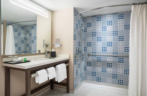 Downtown Cleveland Hotel | 3 Stylish Rooms w/ City Views in DT Cleveland - Near RnR HoF