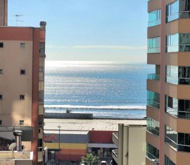 Andorinha Apartamento | 3 suítes grandes, 4 garagens, Vista mar, ótima localização a 2 minutos do mar em Meia Praia - Itapema