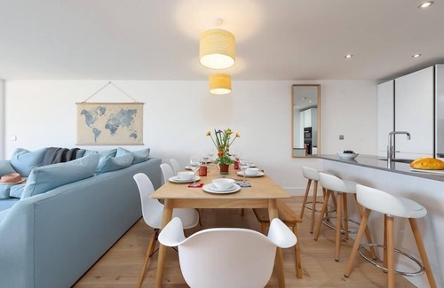 Cawsand Apartamento | 3 The Bay, a three bedroom apartment sleeping 8 guests overlooking the ocean