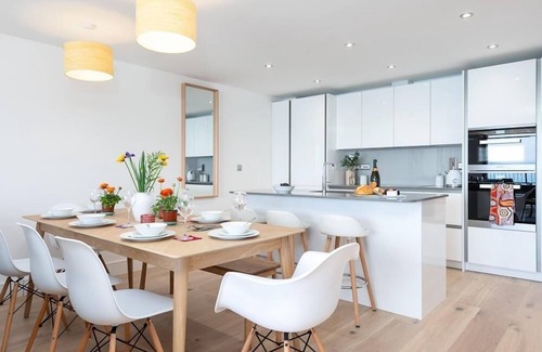Cawsand Apartamento | 3 The Bay, a three bedroom apartment sleeping 8 guests overlooking the ocean