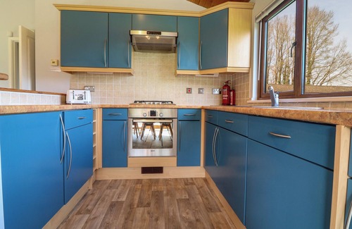 Tredrizzick Cabaña | 3 THE GLADE, pet friendly, with pool in Rock