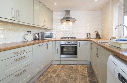 Dinas Cross Casa | 3 Tower Hill, Holiday Home Brynhenllan, Sleeps 6, 3 bedrooms, bathrooms