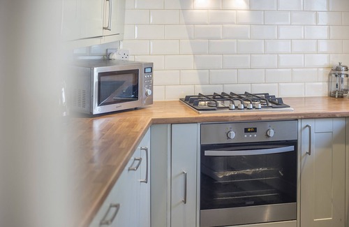 Dinas Cross Casa | 3 Tower Hill, Holiday Home Brynhenllan, Sleeps 6, 3 bedrooms, bathrooms