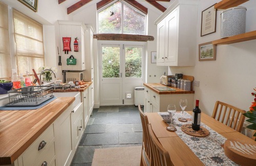 Lindale Cabaña | 3 TOWER VIEW, pet friendly, with open fire in Grange-Over-Sands