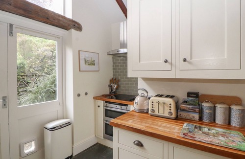 Lindale Cabaña | 3 TOWER VIEW, pet friendly, with open fire in Grange-Over-Sands