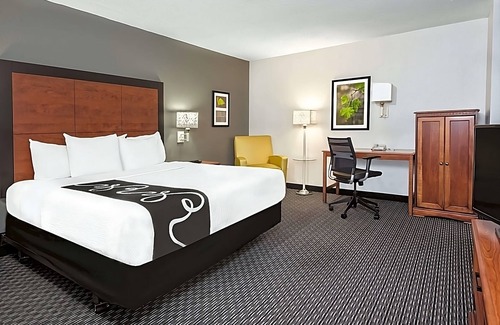 Arsenal Casa | 3 Units Near Hertzberg Circus Museum, Pool, FREE Parking & Breakfast!