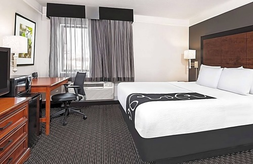 Arsenal Casa | 3 Units Near Hertzberg Circus Museum, Pool, FREE Parking & Breakfast!