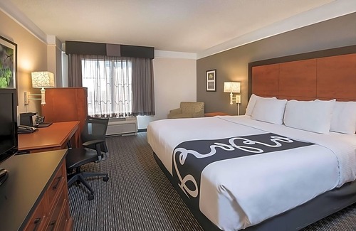Arsenal Casa | 3 Units Near Hertzberg Circus Museum, Pool, FREE Parking & Breakfast!