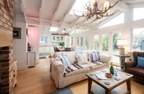 Thorpeness Casa | 3 Uplands, Thorpeness - Sleeps 3, Close to Beach, Boating Lake, Thorpeness Golf Club and Country Club - Aldeburgh Coastal Cottages