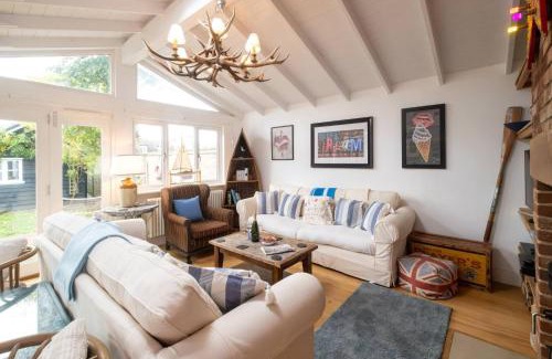Thorpeness Casa | 3 Uplands, Thorpeness - Sleeps 3, Close to Beach, Boating Lake, Thorpeness Golf Club and Country Club - Aldeburgh Coastal Cottages