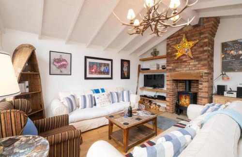 Thorpeness Casa | 3 Uplands, Thorpeness - Sleeps 3, Close to Beach, Boating Lake, Thorpeness Golf Club and Country Club - Aldeburgh Coastal Cottages
