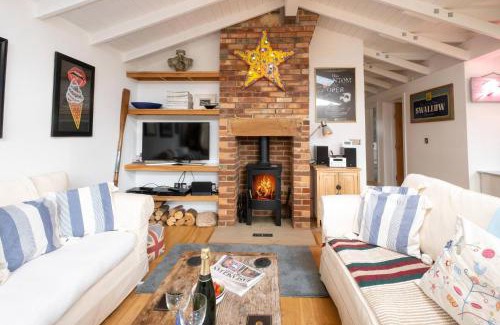 Thorpeness Casa | 3 Uplands, Thorpeness - Sleeps 3, Close to Beach, Boating Lake, Thorpeness Golf Club and Country Club - Aldeburgh Coastal Cottages