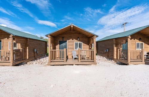 St. Charles Cabina | #3 Wild West Cabin! Newly Remodeled! AC! Sleeps 4!
