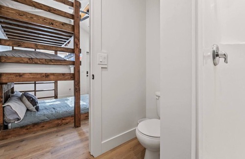 St. Charles Cabina | #3 Wild West Cabin! Newly Remodeled! AC! Sleeps 4!