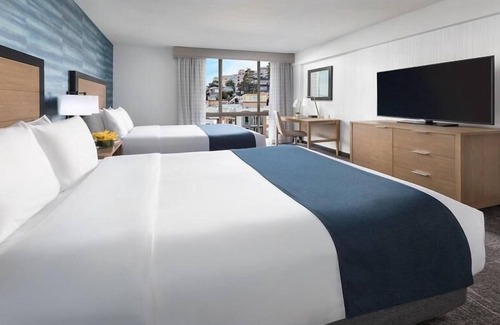 Fisherman's Wharf Casa | 3 x City View Two Queens Room at Hotel Caza