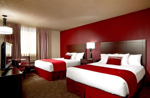 Laughlin Hotel | 3 x Sedona Pool View Queen Smoking Room at Edgewater Casino Resort
