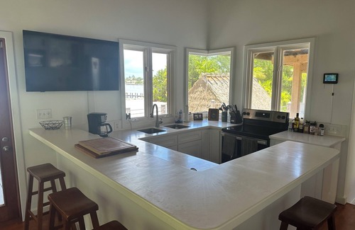Marathon Villa | 30 DAY RENTAL ONLY! Beautiful 2.5 acre waterfront villa with pool , & tiki bar