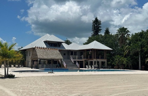 Marathon Villa | 30 DAY RENTAL ONLY! Beautiful 2.5 acre waterfront villa with pool , & tiki bar