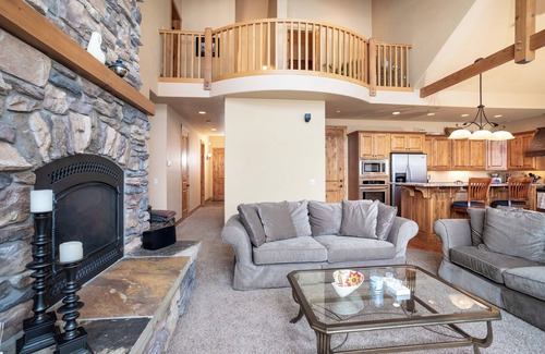 Bigfork Condominio | 30-day rental w/work space, outdoor fireplace & A/C, near Flathead Lake - Mill Creek Retreat