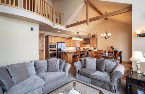 Bigfork Condominio | 30-day rental w/work space, outdoor fireplace & A/C, near Flathead Lake - Mill Creek Retreat