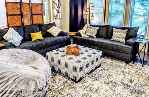 Cumming Casa | Luxury Lake Lanier Retreat 2 Bdrm Private Pool