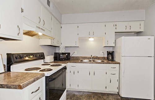 Independence Casa | 30 days minimum Chic 2b1b near Downtown/Stadiums in independence MO
