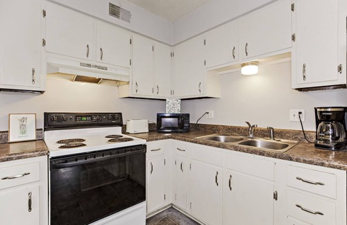 Independence Casa | 30 days minimum Chic 2b1b near Downtown/Stadiums in independence MO