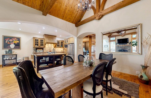 Southwest Bend Casa | 30 mins to Bachelor, 8 Mins to Old Mill - hot tub, fireplaces, open living space