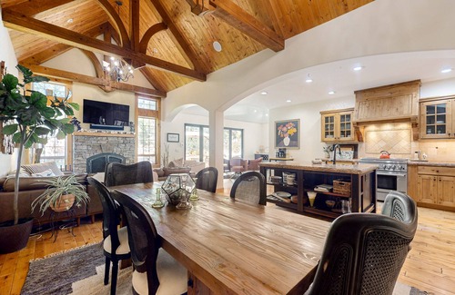 Southwest Bend Casa | 30 mins to Bachelor, 8 Mins to Old Mill - hot tub, fireplaces, open living space