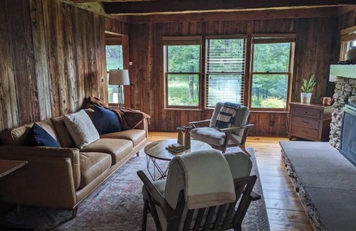Hyde Park Otro | 30 mins to Smuggs and Stowe! Tons of room for family and pets!