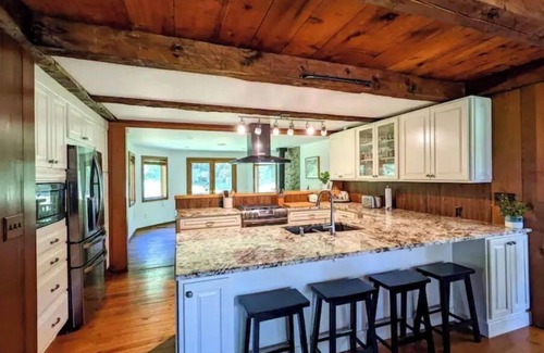 Hyde Park Otro | 30 mins to Smuggs and Stowe! Tons of room for family and pets!