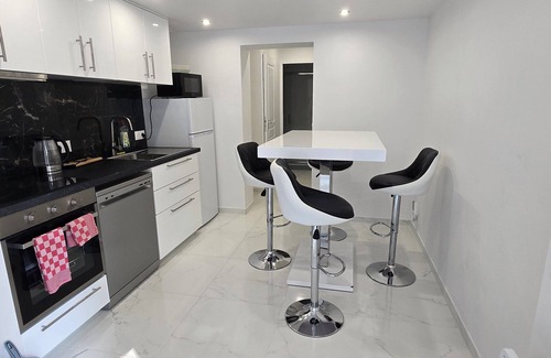 Coulommiers Apartamento | 30 minutes from Disneyland Paris, garden-level accommodation (gated property).