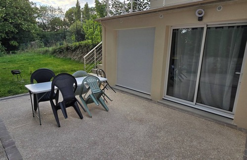 Coulommiers Apartamento | 30 minutes from Disneyland Paris, garden-level accommodation (gated property).