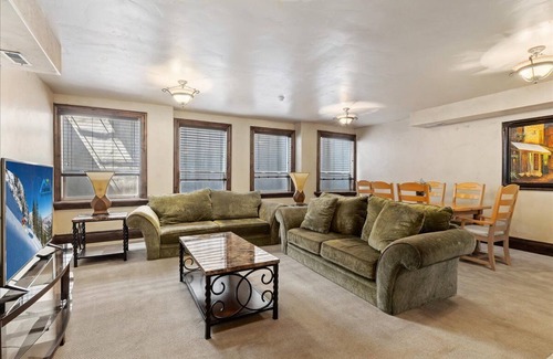 Olympus Cove Casa | *30 night min* Luxury Mansion * Hot Tub * Views * Theater * Game Room